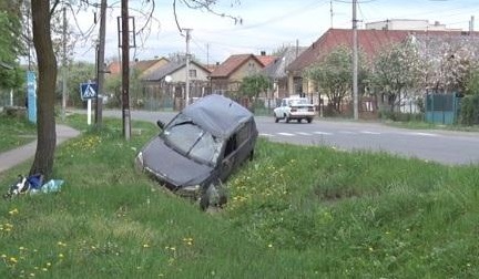 В Оноківцях на Ужгородщині Skoda після зіткнення з трактором вилетіла у кювет (ФОТО)
