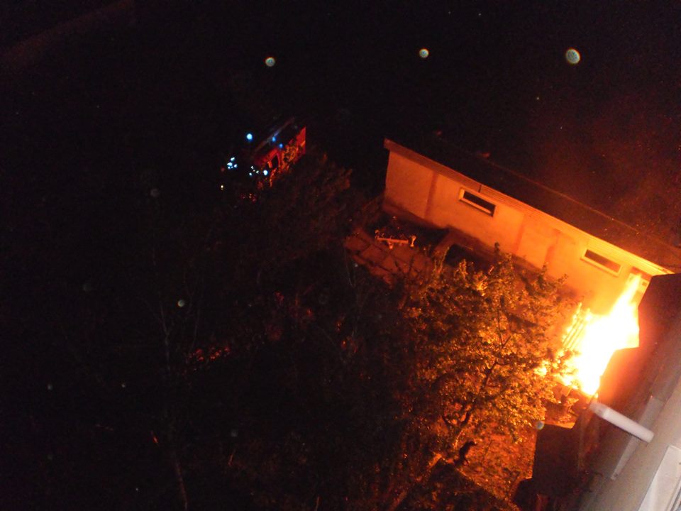 У Мукачеві через пожежу в прибудові ледь не згоріла багатоповерхівка (ФОТО)
