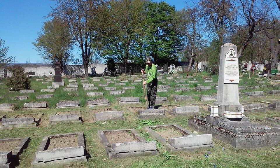 ФОТОФАКТ. Бійці 128-ї бригади впорядковують військовий сектор на цвинтарі в Мукачеві