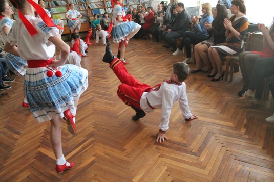 В обласній книгозбірні в Ужгороді танцювали танці народів світу так, наче ніхто не бачить (ФОТО, ВІДЕО)