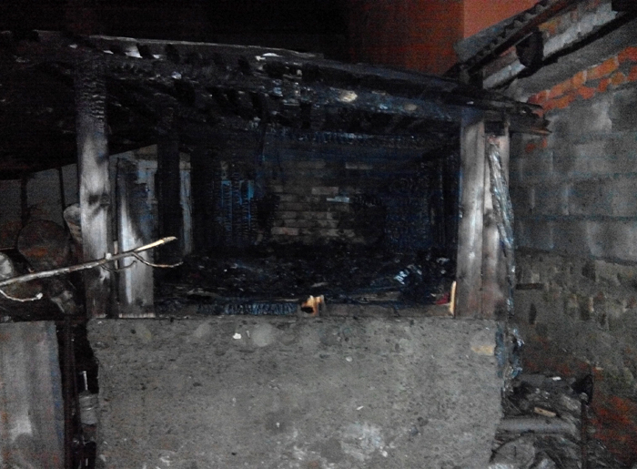 У Сваляві пожежа у надвірній споруді, на думку власника, сталася через дитячі пустощі зі свічкою (ФОТО)
