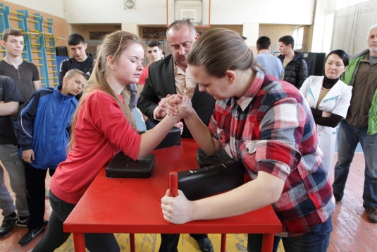 Цьогоріч у змаганнях із силового багатоборства серед школярів брали участь і дівчата (ФОТО)
