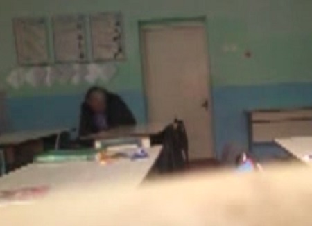 У сільській школі на Міжгірщині діти зняли на відео вчительку, що за їх відсутності копирсалася в їх речах