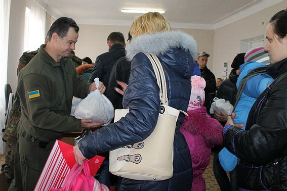 Міліціонери з Закарпаття у зоні АТО поділилися продуктами і медикаментами з жителями Артемівська (ФОТО)
