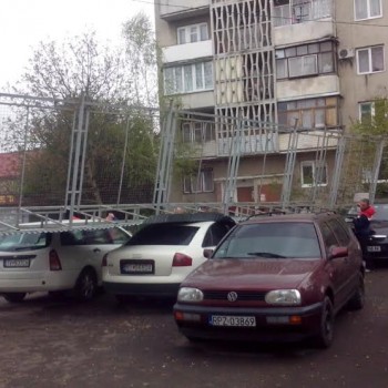 У Мукачеві огорожу сміттєвих контейнерів вітром закинуло на припарковані авто (ФОТО)