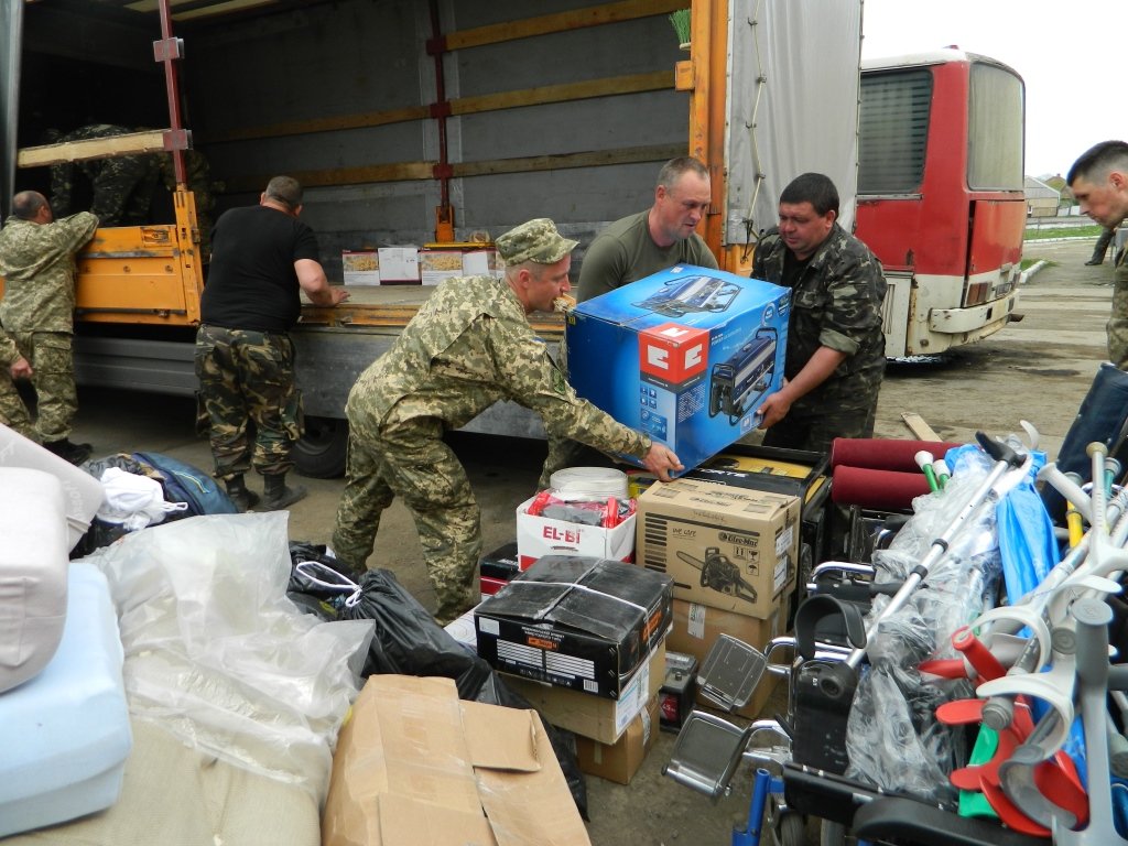 Волонтери з Углі передали бійцям 128-ої бригади повну вантажівку допомоги (ФОТО)