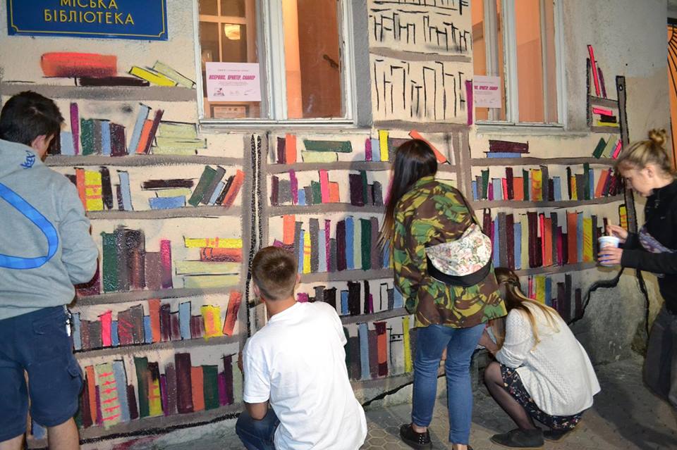 В Ужгороді фасад міської бібліотеки розмалювали графіті зі стелажами з книжками (ФОТО, ВІДЕО)