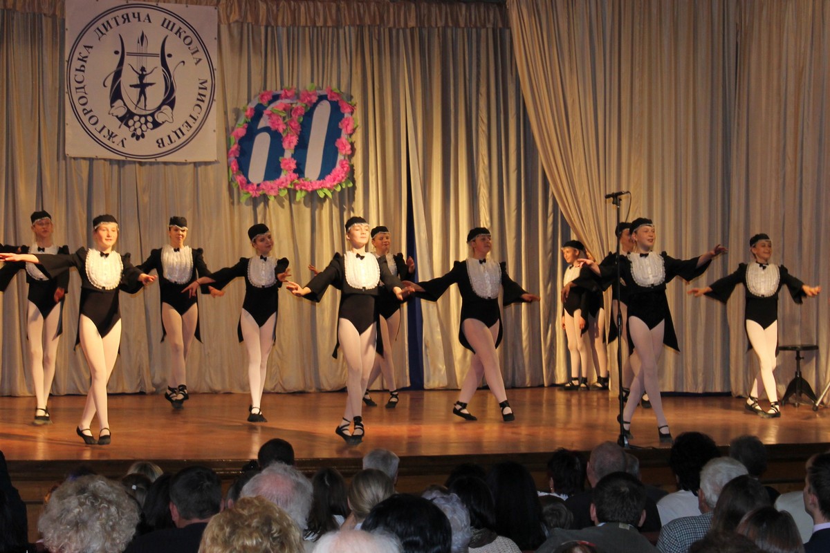 Ужгородська дитяча школа мистецтв відзначила своє 60-річчя ювілейним концертом (ФОТО)