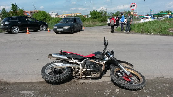 Унаслідок зіткнення мотоциклу з ВАЗом в Ужгороді неповнолітня пасажирка перебуває у лікарні (ФОТО)