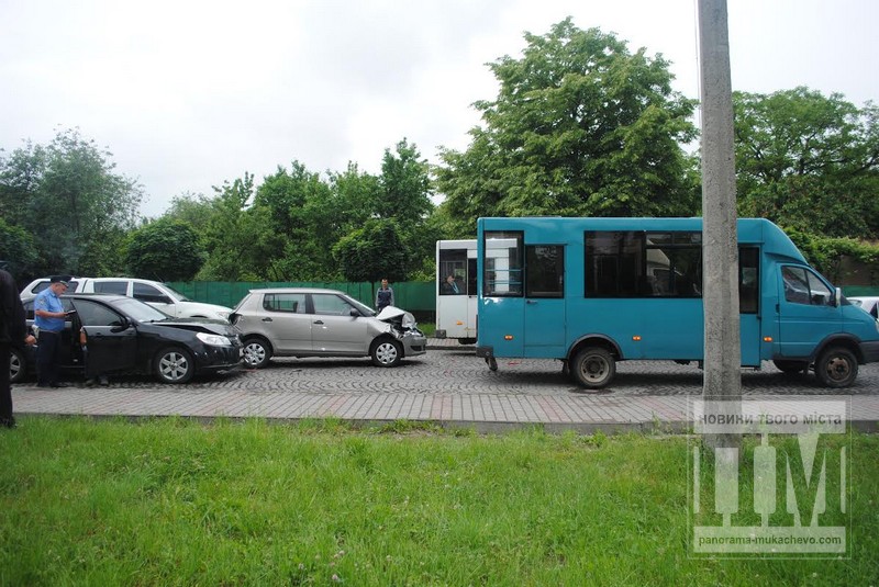 У Мукачеві зіштовхнулися 4 авто, без жертв (ФОТО)