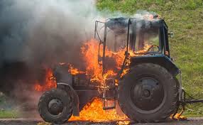 У Рахові пожежею у тракторі знищено автокрісло та кабіну водія