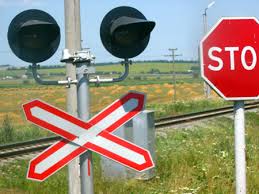 На Закарпатті водій, проігнорувавши попереджуючі знаки на залізничному переїзді, зіткнувся з поїздом