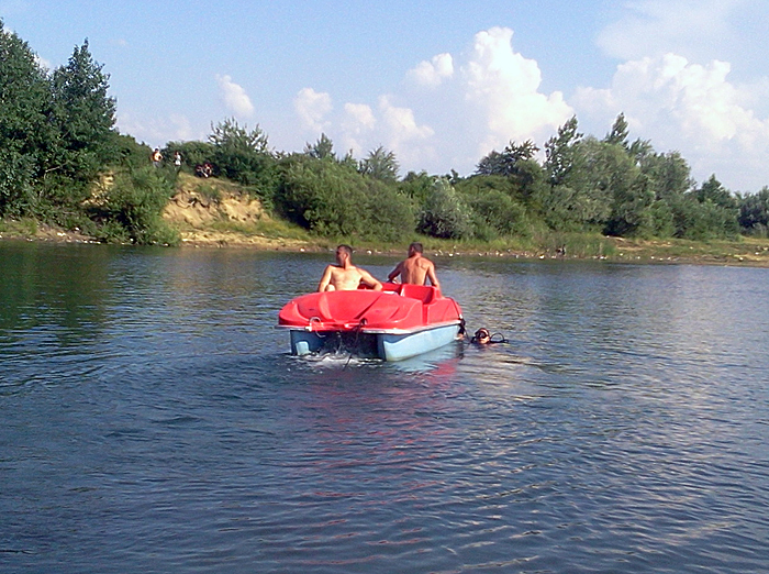 Тіло юнака, який потонув в озері в Берегові, знайшли за добу заплутаним у водоростях (ФОТО)