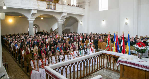 Церемонія закінчення навчального року в угорському Інституті ім. Ф. Ракоці ІІ проходила в церкві та під гімн Угорщини (ФОТО)