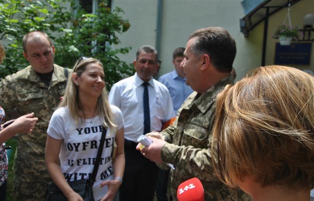 Під час візиту до Мукачева волонтери вручили Полтораку для дегустації смердючий солдатський сухпайок (ФОТО, ВІДЕО)