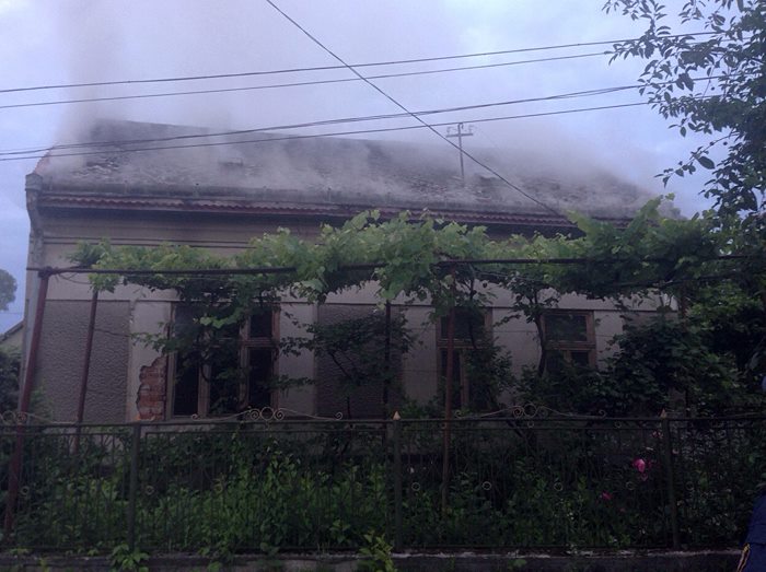 На Ужгородщині загорівся житловий будинок із власником всередині (ФОТО)