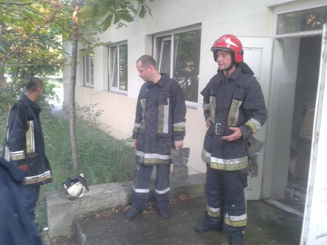 Чотири одиниці пожежної техніки гасили палаючий морг в Ужгороді (ФОТО)