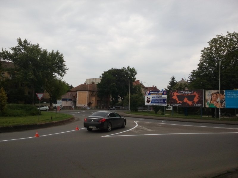 Від сьогодні в Ужгороді на площі Дружби народів змінився напрямок руху автомобілів (ФОТО)