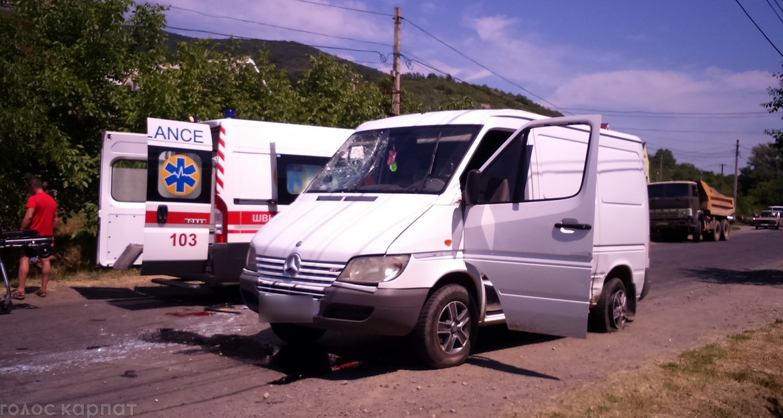 Унаслідок зіткнення легковика з мікроавтобусом у Виноградові загинув 7-річний хлопчик (ФОТО)