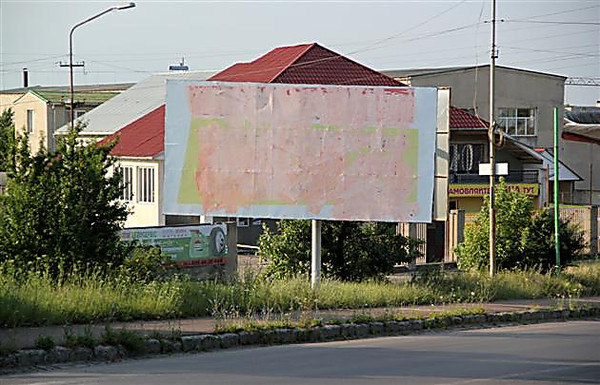 У Мукачеві ліквідовують "нічийні" рекламоносії