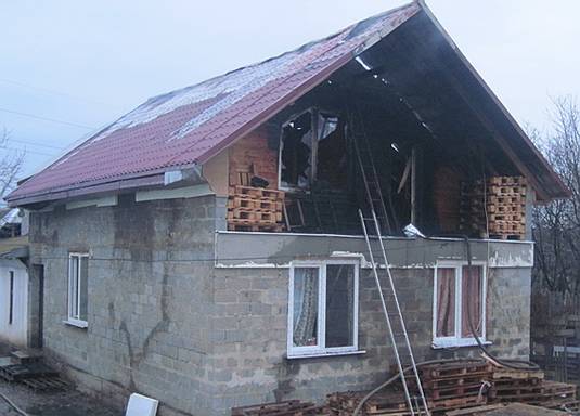 У Мукачеві "ображений" чоловік підпалив будинок зі співмешканкою та трьома малолітніми дітьми (ФОТО)