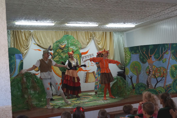 Дітям Тячівщини теж показали музичну виставу «Лісові пригоди» (ФОТО)