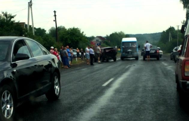 На трасі Мукачево-Рогатин у Березинці сталася аварія за участі 4-х авто (ФОТО)