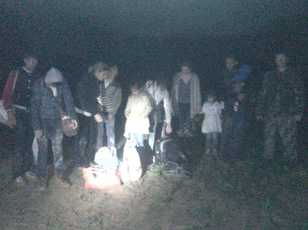 Прикордонники підрозділу "Ужгород" зі службовим собакою затримали 11 нелегалів з неповнолітніми дітьми з Вірменії (ФОТО)
