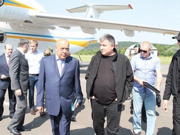 В аеропорту Ужгорода Авакова зустрічали і брали участь в представленні Князєва Москаль, Шаранич і Лунченко (ФОТО)