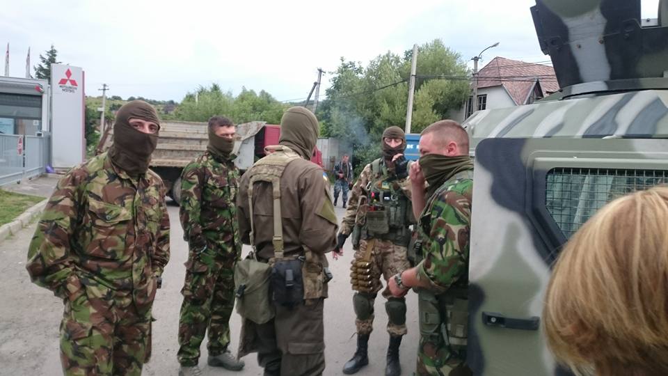 ФОТОФАКТ. Біля Лавок у Мукачеві стоїть БТР та чергують люди в камуфляжі