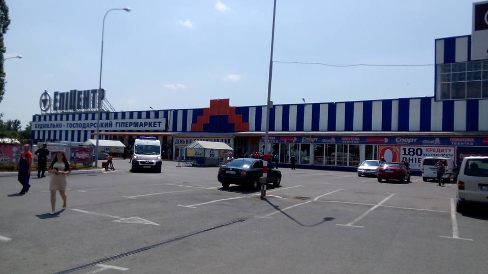 Після пошуків вибухівки поблизу облуправління МВС в Ужгороді, тепер перевіряють інформацію про замінування гіпермаркету