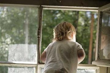 В Ужгороді 3-річний хлопчик-аутист, що стрибнув з вікна 2-го поверху, відбувся струсом мозку