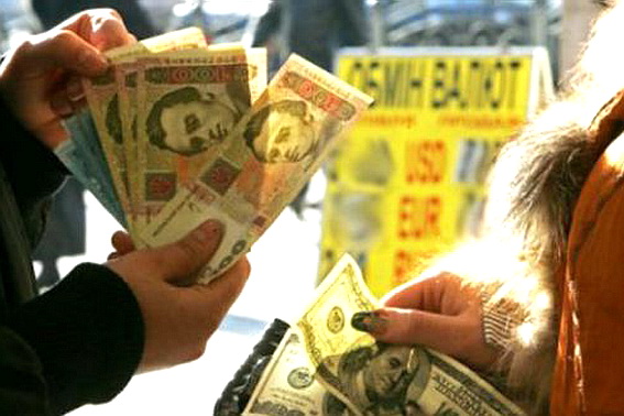 На ринку в Ужгороді затримали двох "валютників" (ФОТО)