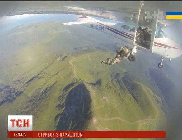 Українські бійці АТО стрибнули з парашутом на Говерлу (ВІДЕО)