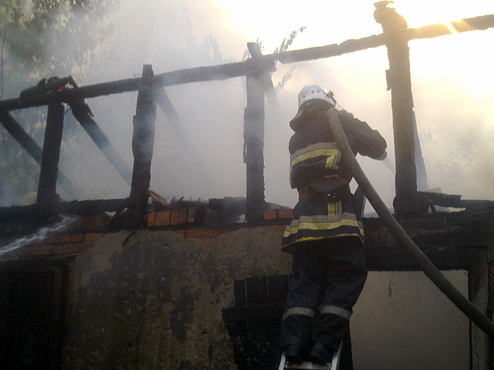Через необережність з вогнем у Хусті "комплексно" горіли 8 надвірних споруд (ФОТО)