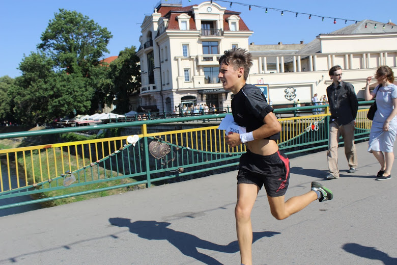Чемпіонат зі спортивного орієнтування в Ужгороді став для його учасників випробовуванням спекою (ФОТО)