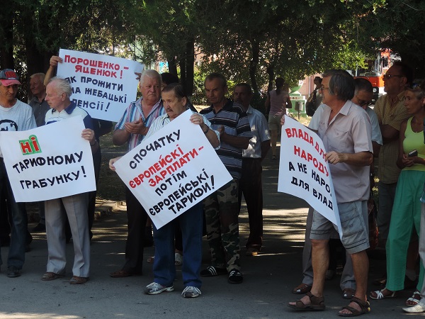 У Берегові "русская общіна" організувала півгодинний мітинг проти декомунізації та підвищення тарифів