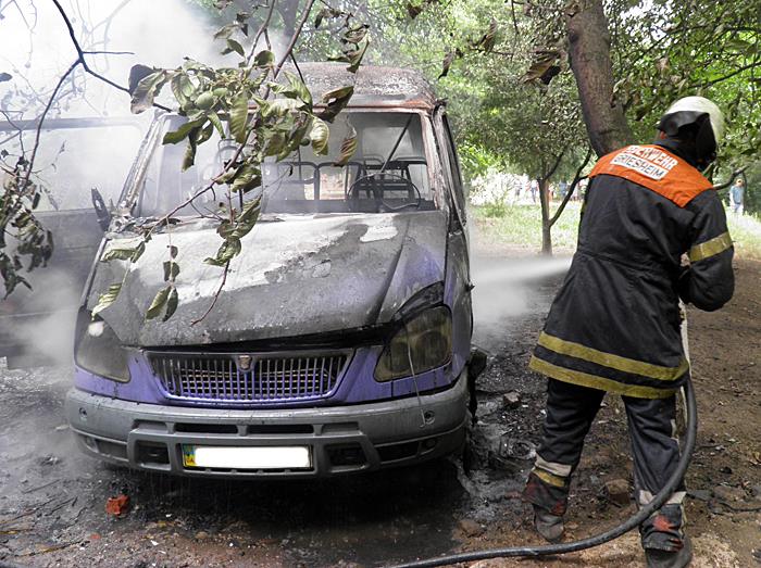 Внаслідок пожежі в мікроавтобусі в Ужгороді постраждали ще дві припарковані поруч автівки (ОФІЦІЙНО) (ФОТО)
