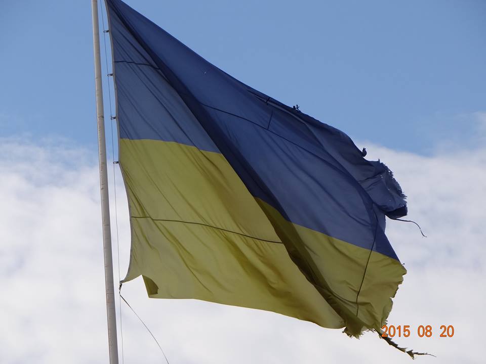 ФОТОФАКТ. Напередодні Дня Державного Прапора і Дня Незалежності України на Красному полі – подертий прапор і замальована меморіальна дошка