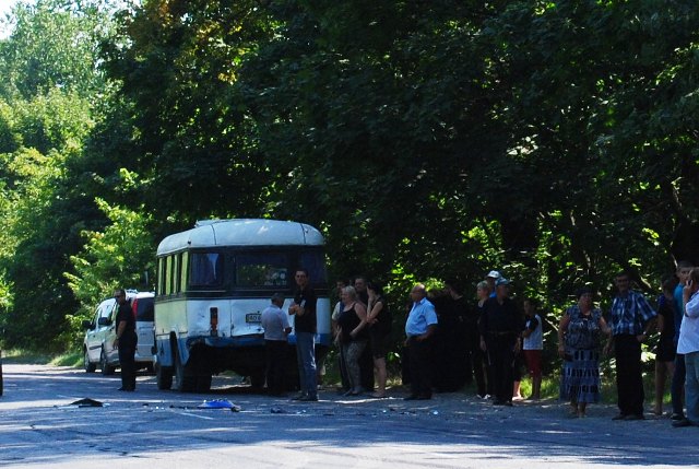 Біля Хуста через похоронну процесію "словацька" BMW вилетіла в кювет (ФОТО)