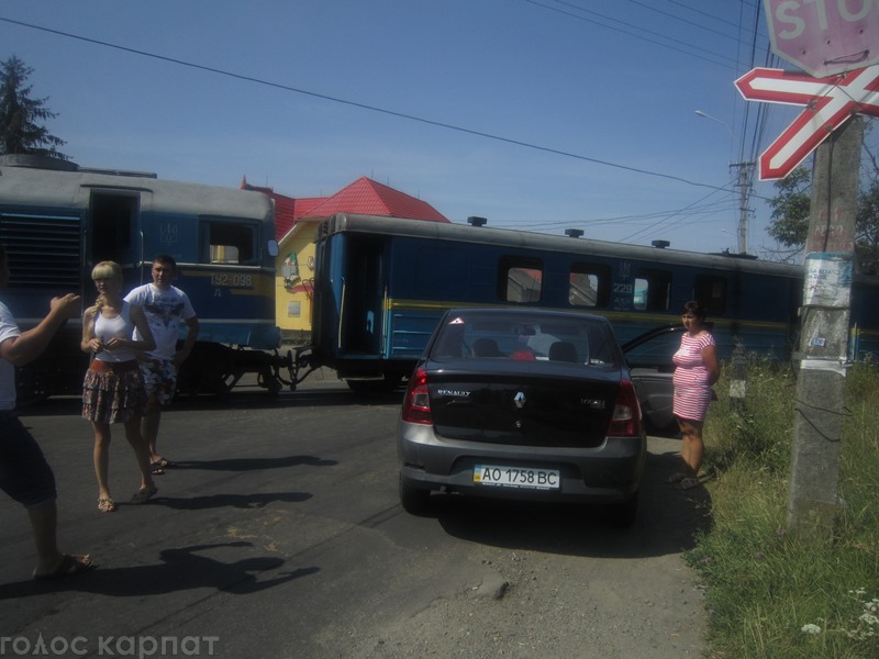 На переїзді у Виноградові автомобіль Renault врізався у локомотив потяга вузькоколійки (ФОТО)