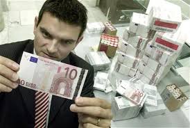 У Тячеві затримали фальшивомонетника, який збув у банку підробленої іноземної валюти на 53 тис грн