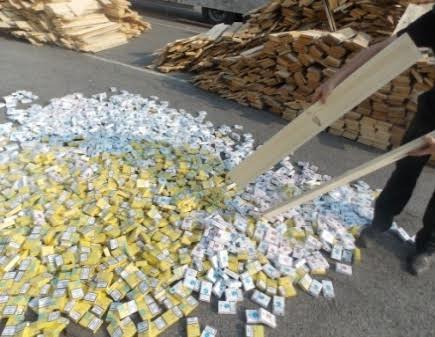 У вантажівці, яку затримали учора на Закарпатті, українець віз до Угорщини близько 60 тисяч пачок сигарет (УТОЧНЕНО) (ФОТО)