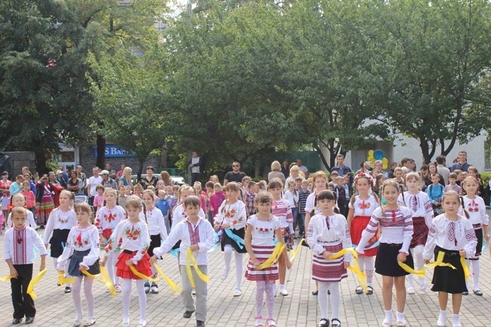 На центральній площі Виноградова відбувся парад флеш-мобів під гаслом «Молодь за мир» (ФОТО)