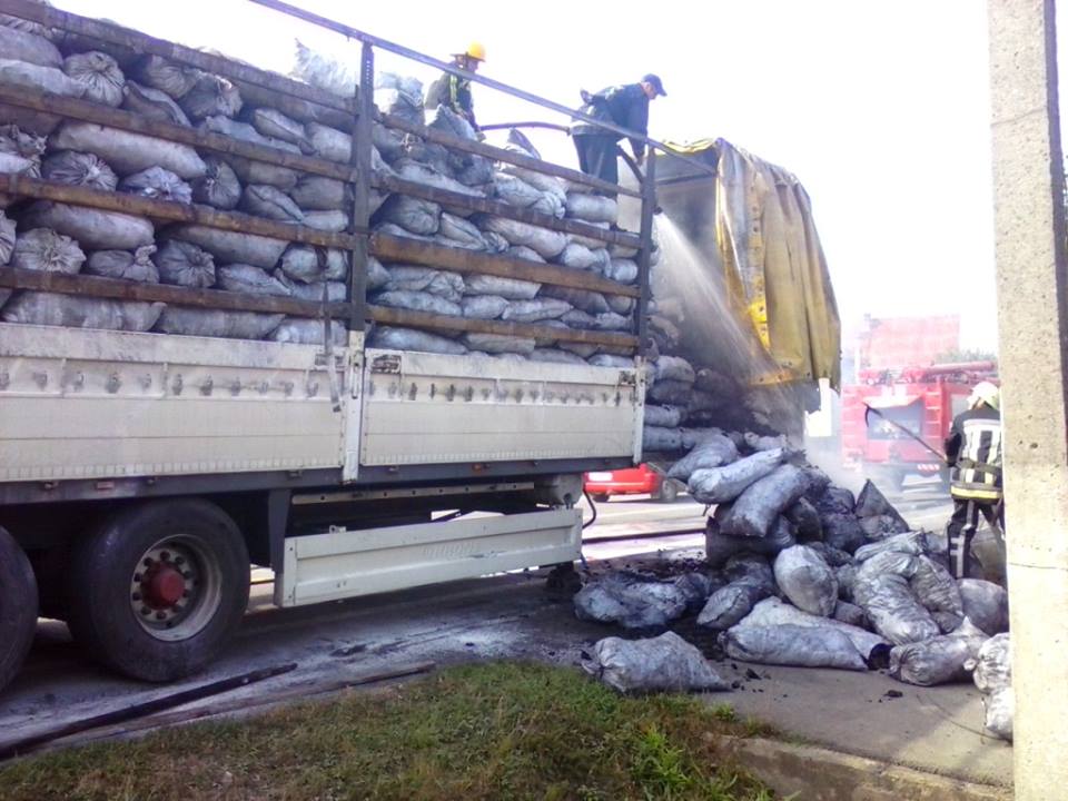 На Мукачівщині під час руху по трасі загорілася вантажівка із деревним вугіллям (ФОТО)