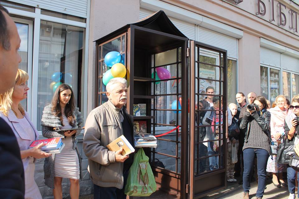 ФОТОФАКТ. В Ужгороді відкрили перший вуличний пункт для буккросингу