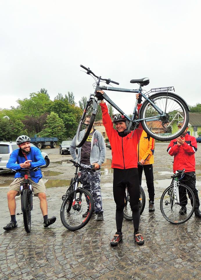 У Берегові за результатами "культурно-європейського" велопробігу розіграли мобільний телефон та велосипед (ФОТО)