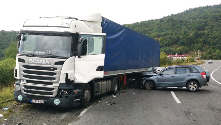 На Абранському перевалі два легковики на мокрій дорозі зіткнулися з вантажівкою Scania (ФОТО)
