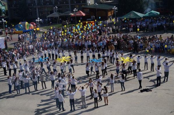 У Тячеві влаштували флеш-моб проти війни в Україні (ФОТО, ВІДЕО)