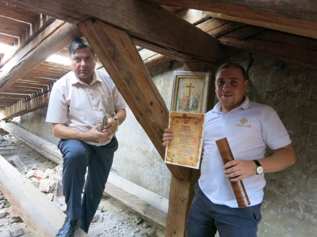 В оновлюваний дах Кафедрального собору в Ужгороді на 200-300 років заклали "капсулу часу" (ФОТО)